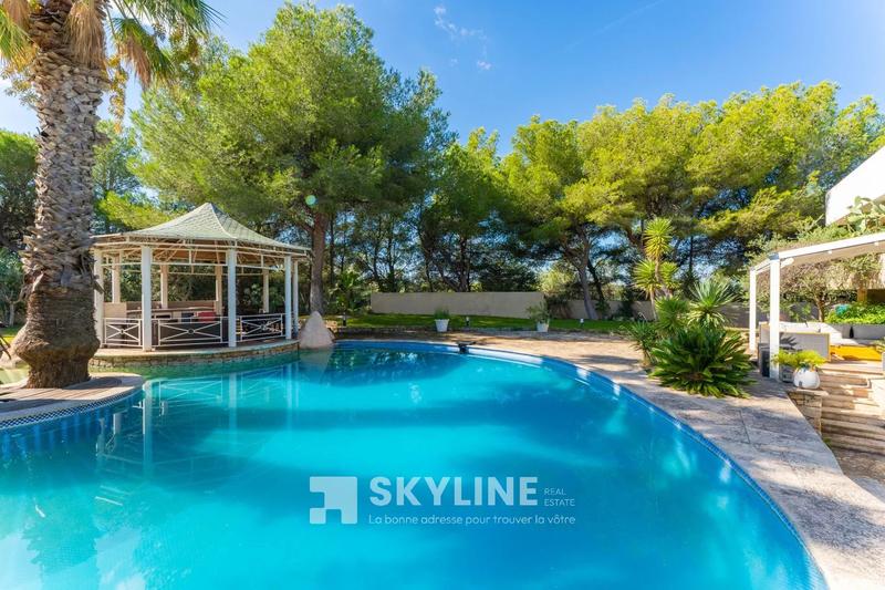 Maison - 320 m² - 8 pièces