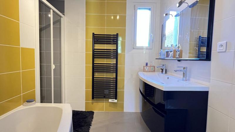 Propriété - 1 730 m² - 8 pièces