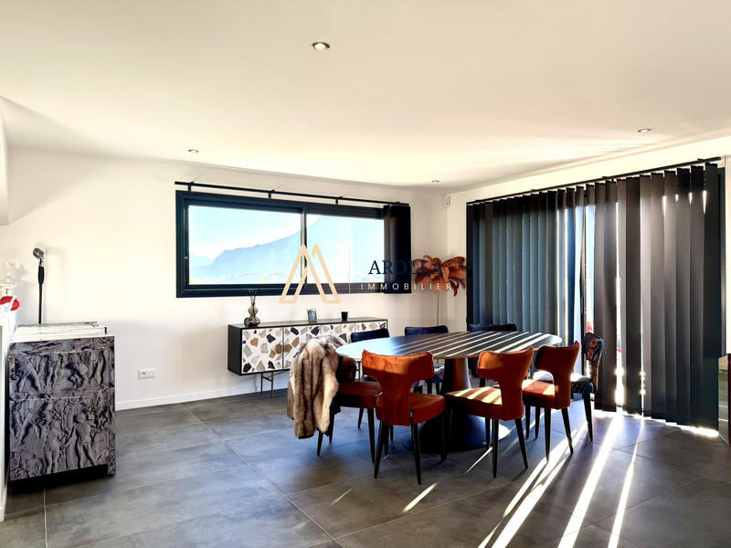 Villa - 227 m² - 6 pièces