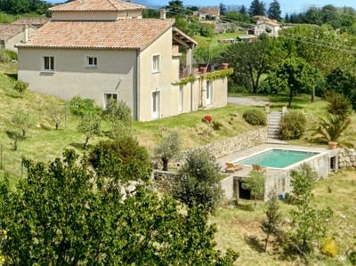 Maison - 208 m² - 6 pièces