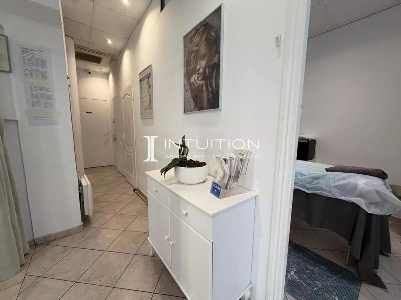 Local commercial - 82 m² - 8 pièces