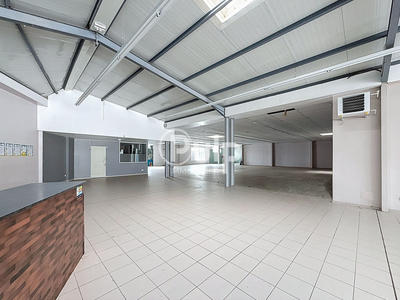Local commercial - 836 m² - 3 pièces