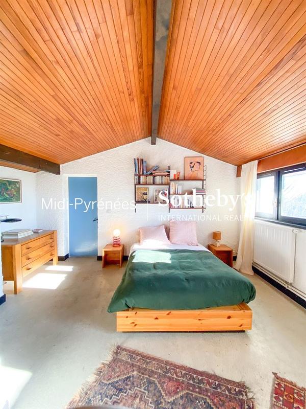 Maison - 232 m² - 9 pièces