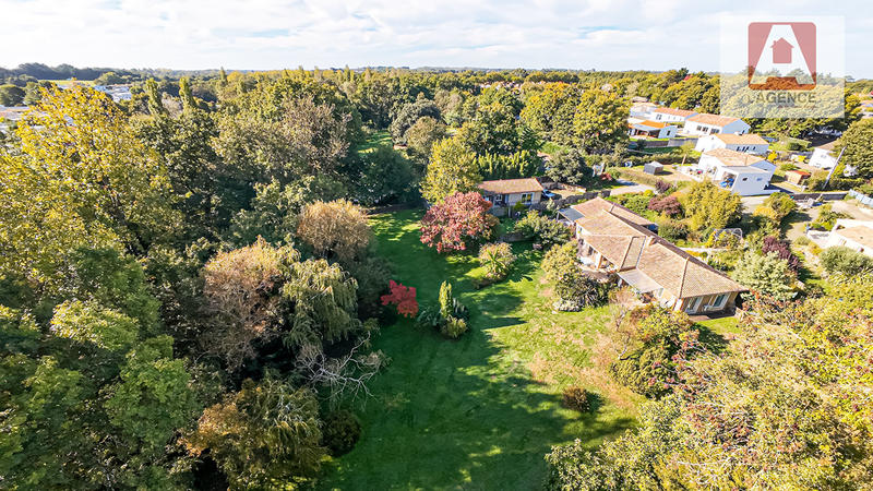 Maison - 235 m² - 8 pièces