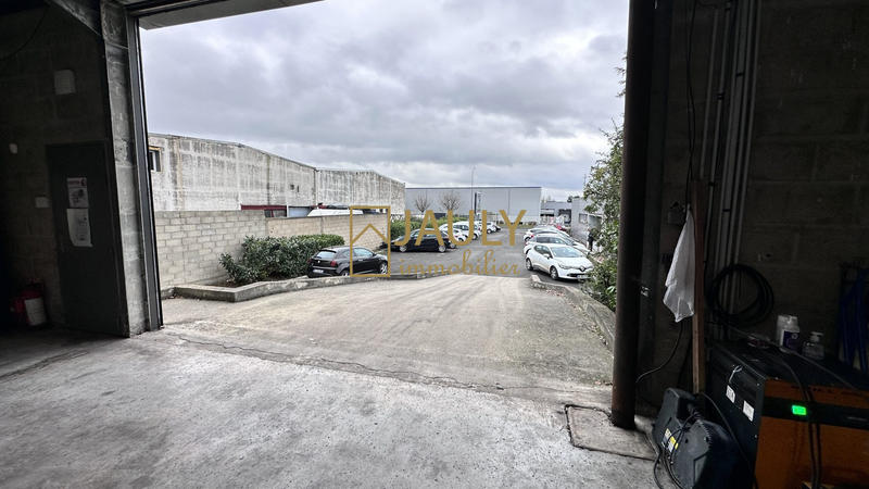 Entrepôt - 930 m²