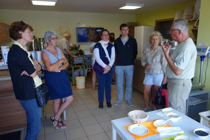 Visite d'une huilerie artisanale à noix