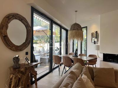 Maison - 220 m² - 7 pièces