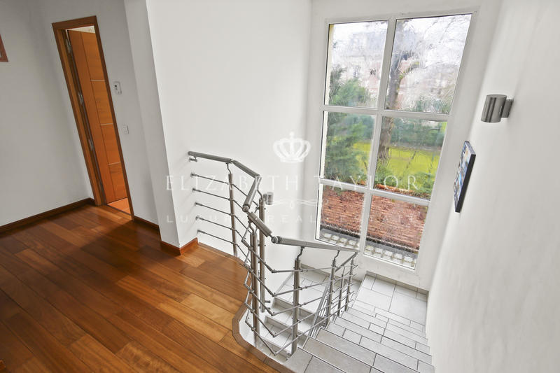 Maison - 450 m² - 11 pièces