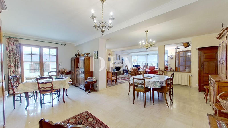 Maison - 220 m² - 8 pièces