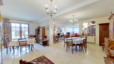 Maison - 220 m² - 8 pièces