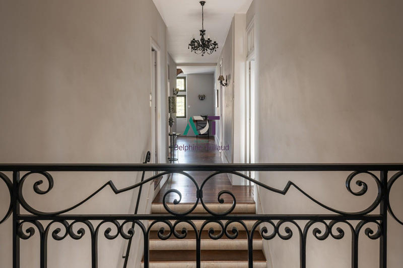 Maison - 465 m² - 9 pièces