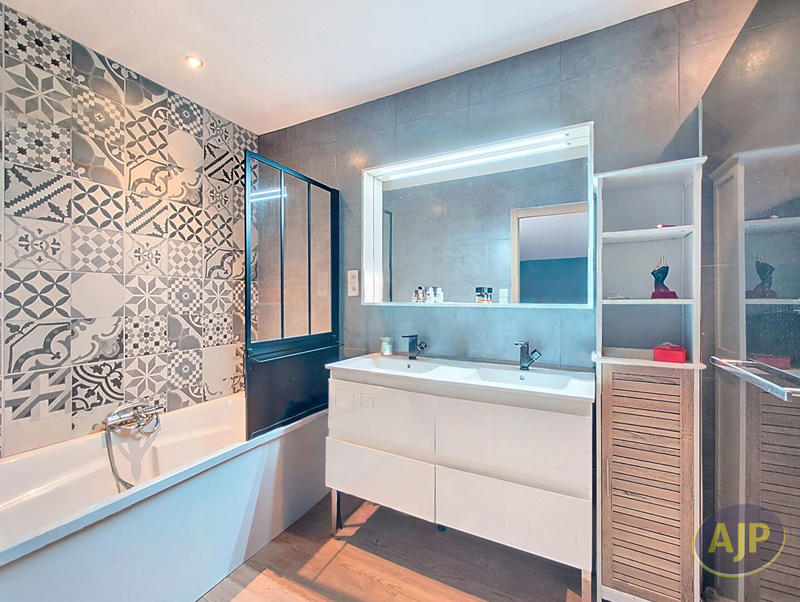 Maison - 231 m² - 12 pièces