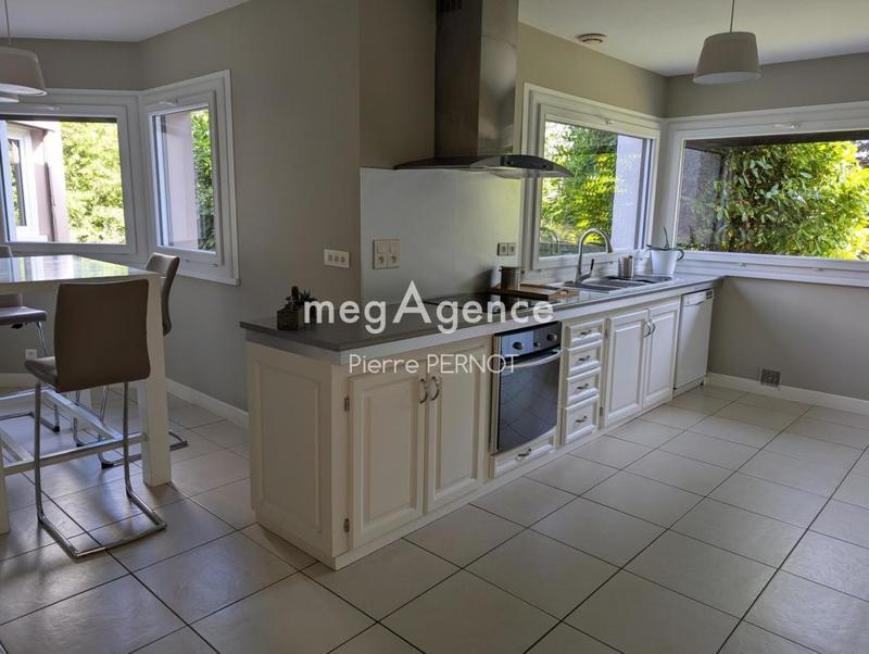 Maison - 240 m² - 8 pièces