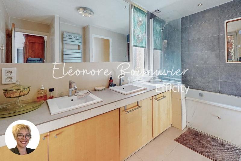 Maison - 241 m² - 8 pièces