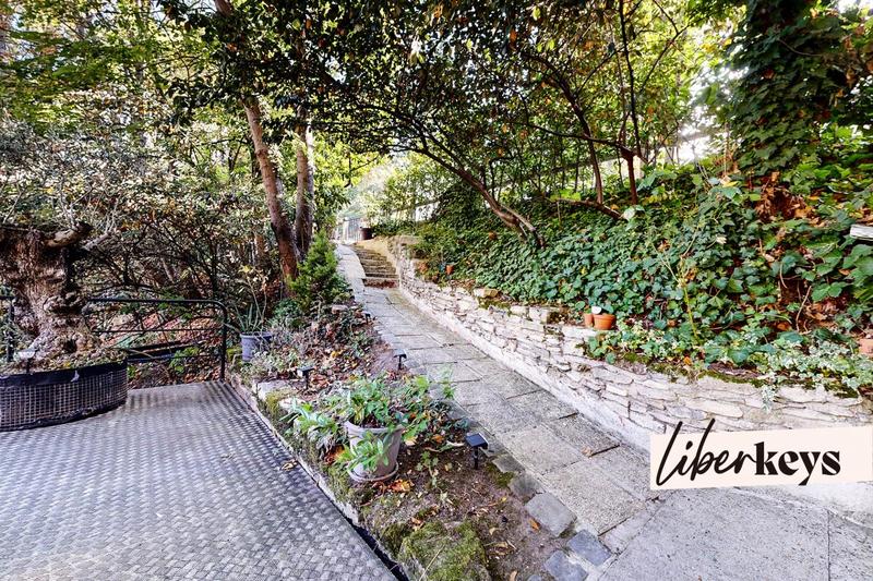 Maison - 220 m² - 6 pièces