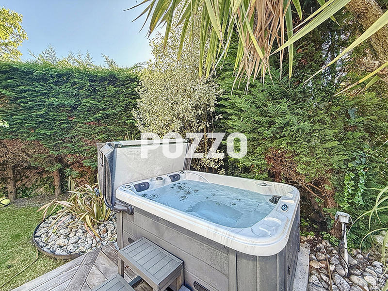 Maison - 220 m² - 8 pièces