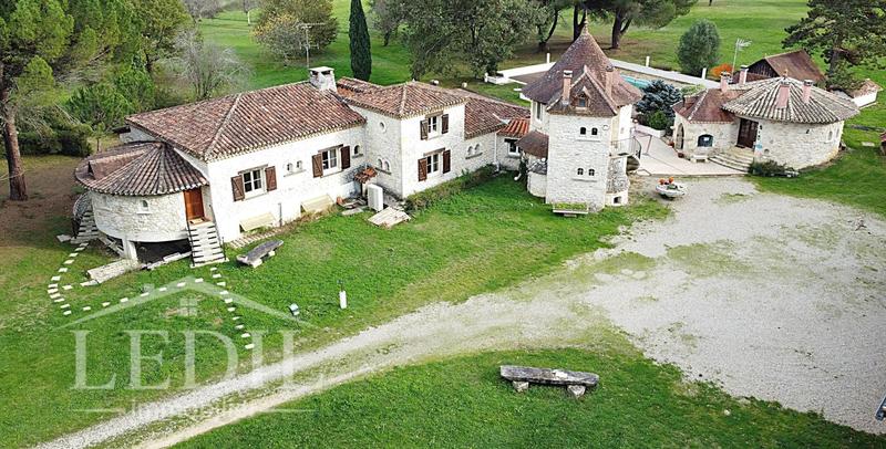 Propriété - 250 m² - 8 pièces