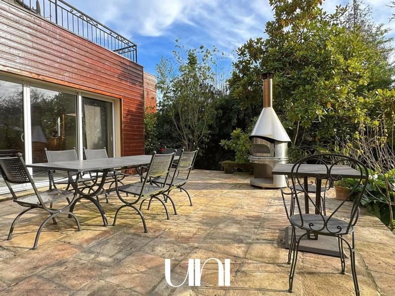 Maison - 365 m² - 12 pièces