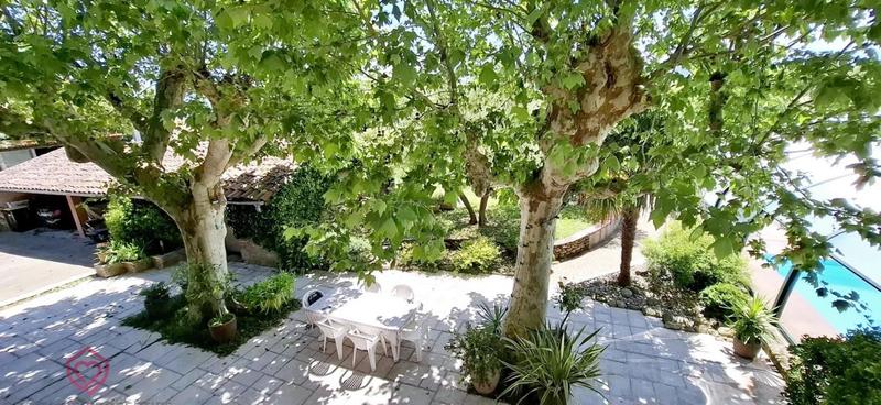 Propriété - 402 m² - 14 pièces