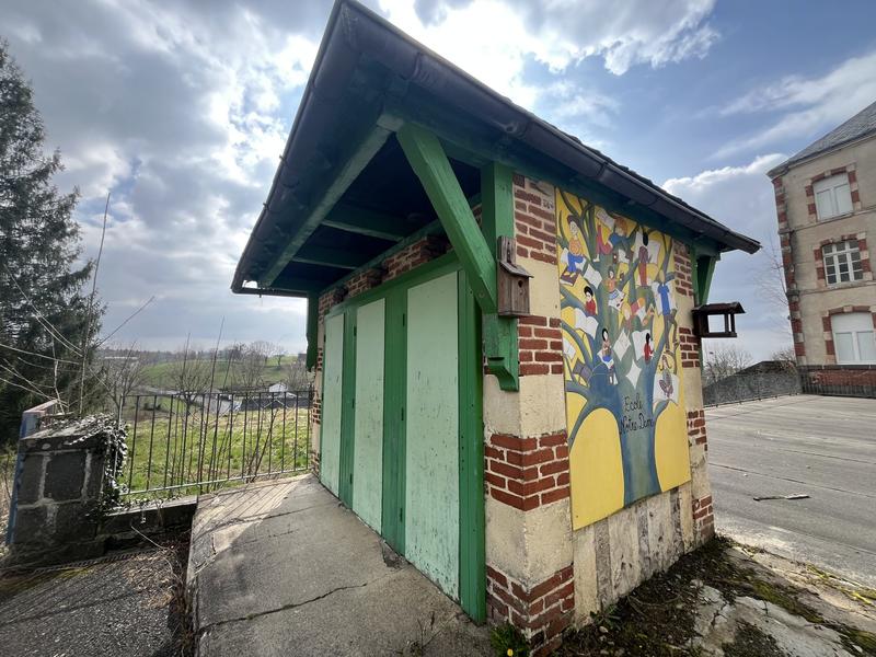 Maison - 1 100 m² - 30 pièces