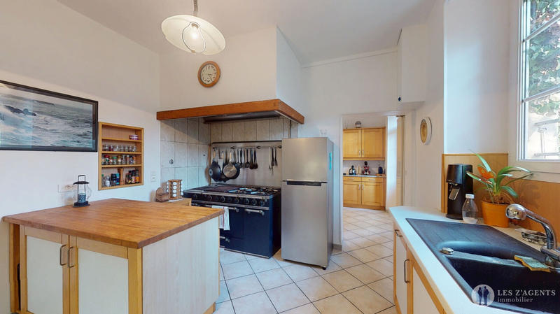 Maison - 290 m² - 13 pièces