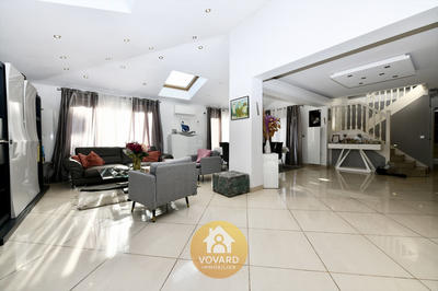 Maison - 204 m² - 8 pièces