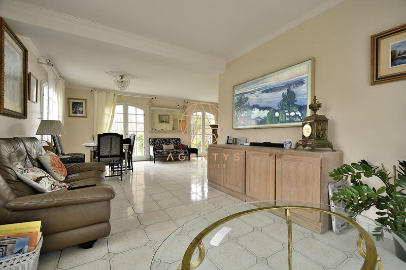 Maison - 200 m² - 8 pièces