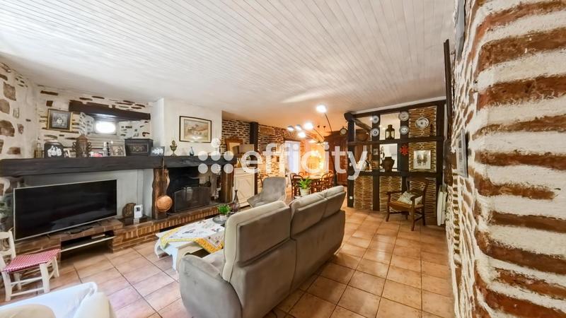 Maison - 250 m² - 8 pièces