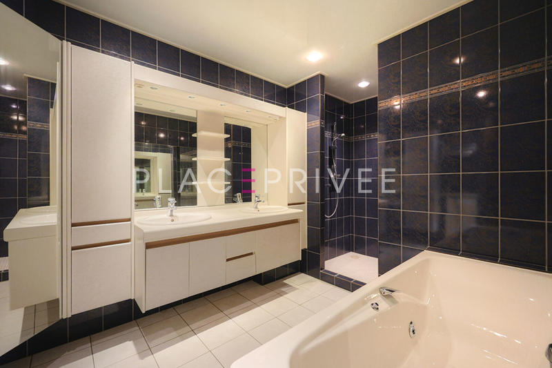 Maison - 375 m² - 10 pièces