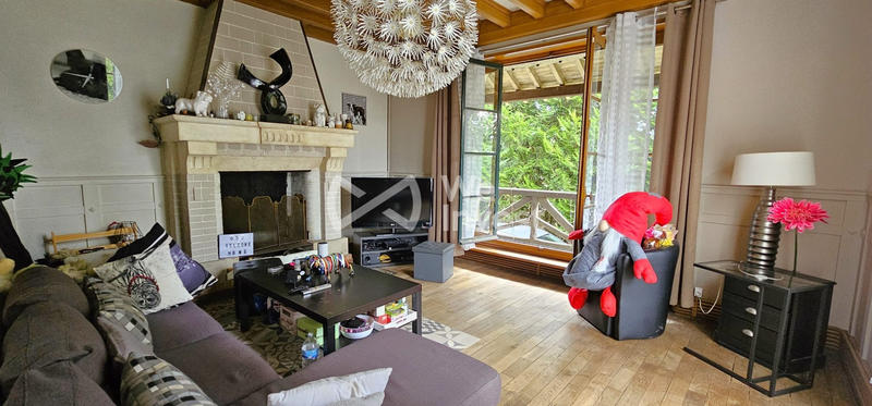 Maison - 220 m² - 11 pièces