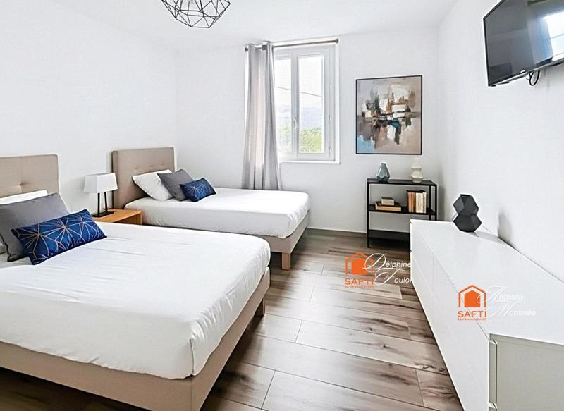 Maison - 234 m² - 10 pièces