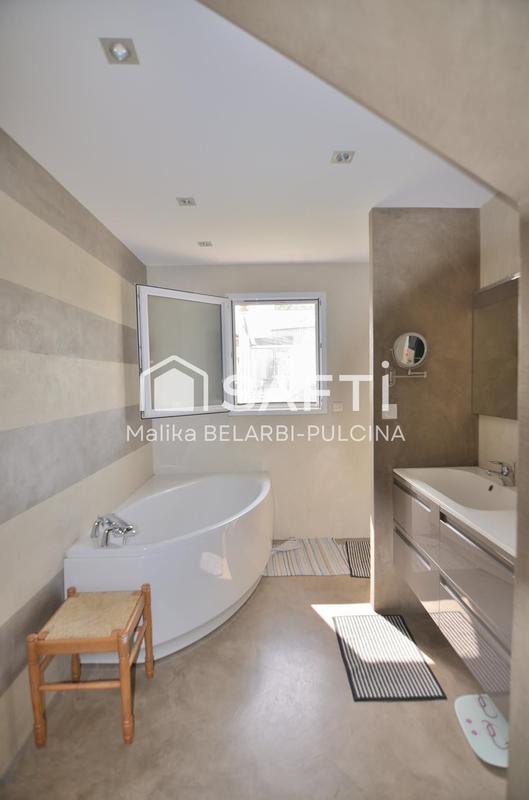 Maison - 162 m² - 8 pièces