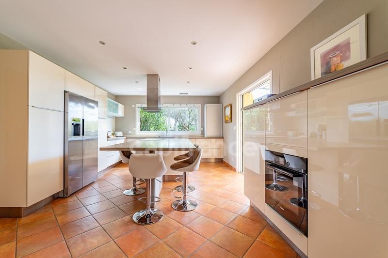 Maison - 300 m² - 9 pièces