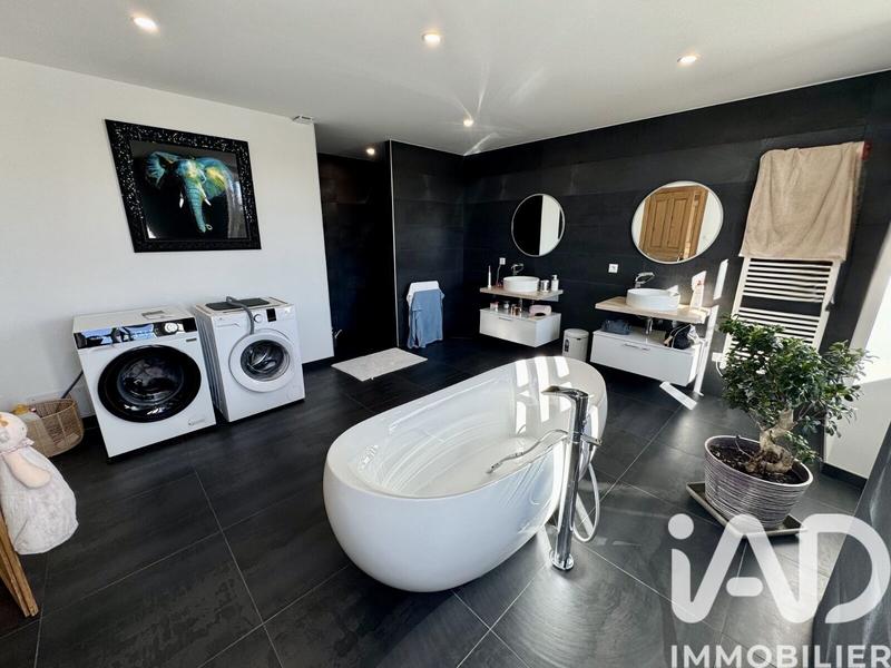 Maison - 210 m² - 6 pièces