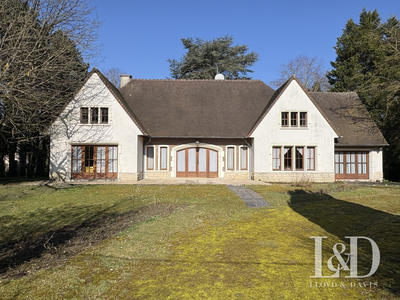 Maison traditionnelle - 280 m² - 10 pièces