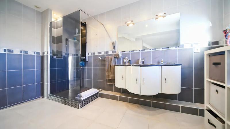 Maison - 250 m² - 7 pièces