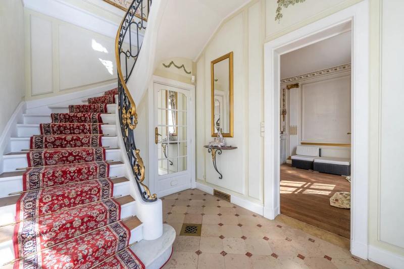 Maison - 250 m² - 9 pièces