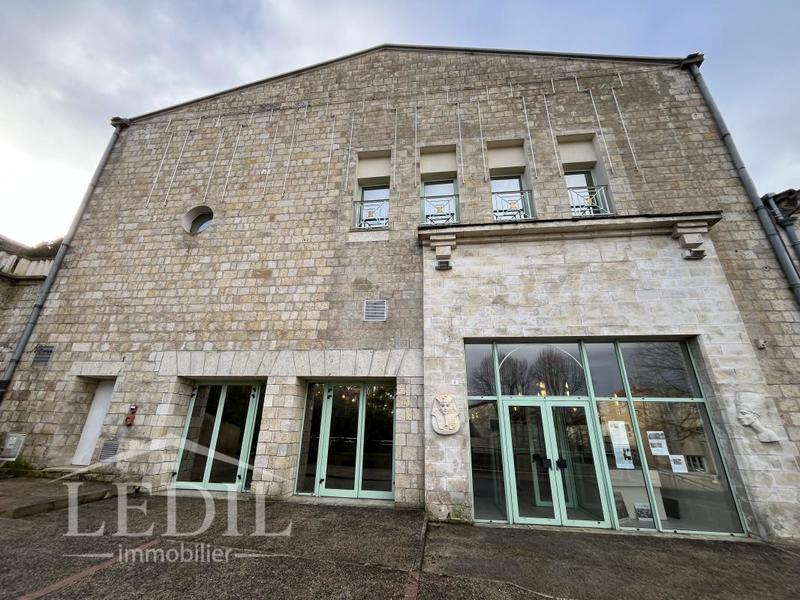 Local commercial - 710 m² - 1 pièce