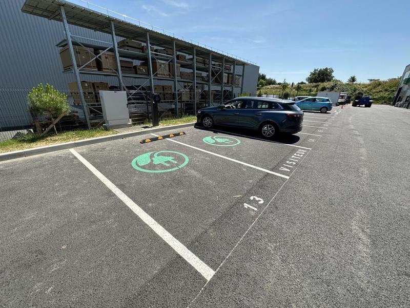 Local d'activité / Entrepôt - 235 m² - 4 pièces