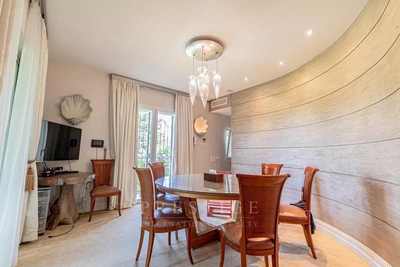 Maison - 246 m² - 6 pièces