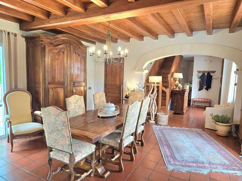 Maison - 220 m² - 8 pièces