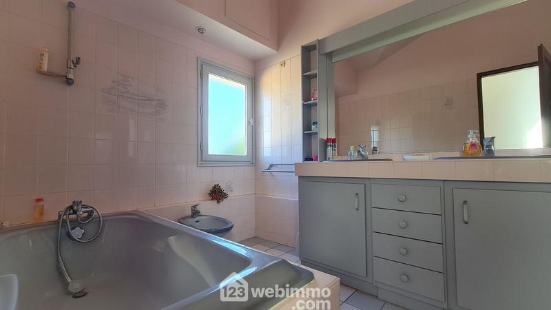 Maison - 370 m² - 12 pièces