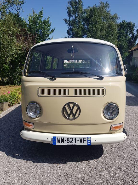 Volkswagen Combi T2a Deluxe