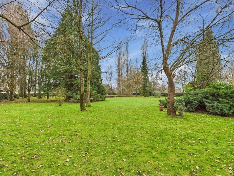 Propriété - 241 m² - 9 pièces