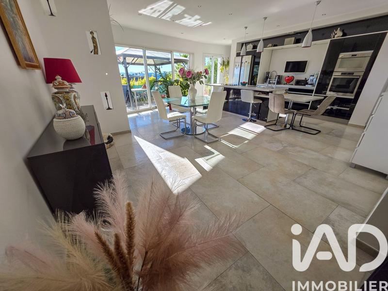 Maison - 290 m² - 9 pièces