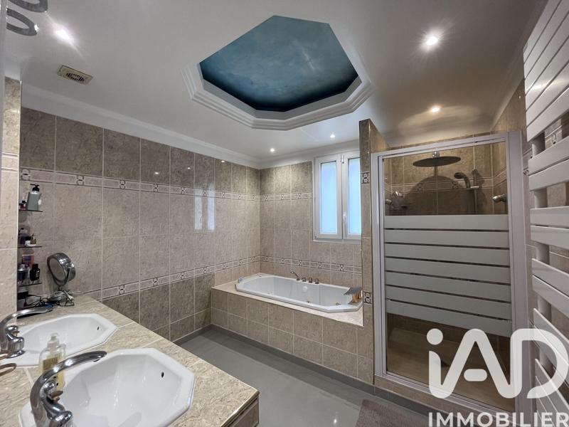 Maison - 202 m² - 8 pièces