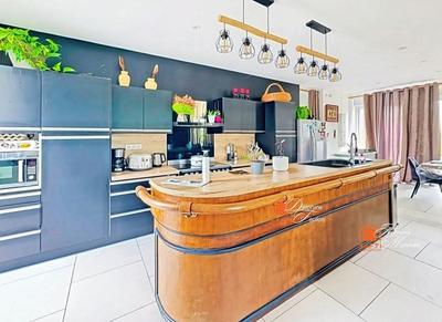 Maison - 234 m² - 10 pièces