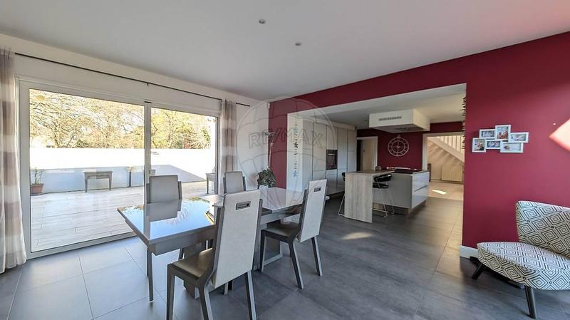 Maison - 290 m² - 9 pièces