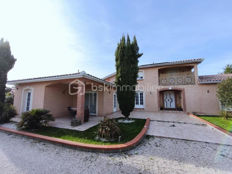 Demeure - 245 m² - 9 pièces