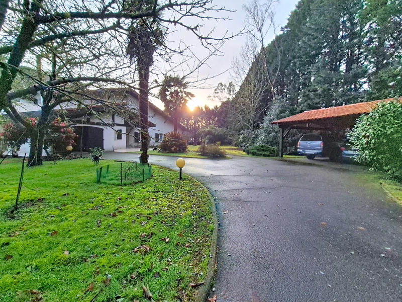 Maison - 312 m² - 9 pièces